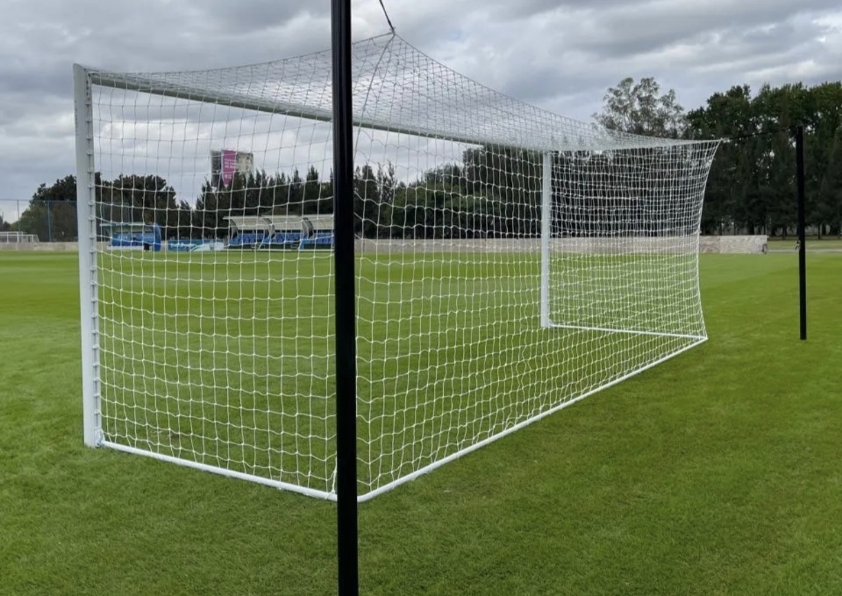 Arco de fútbol con red en cancha