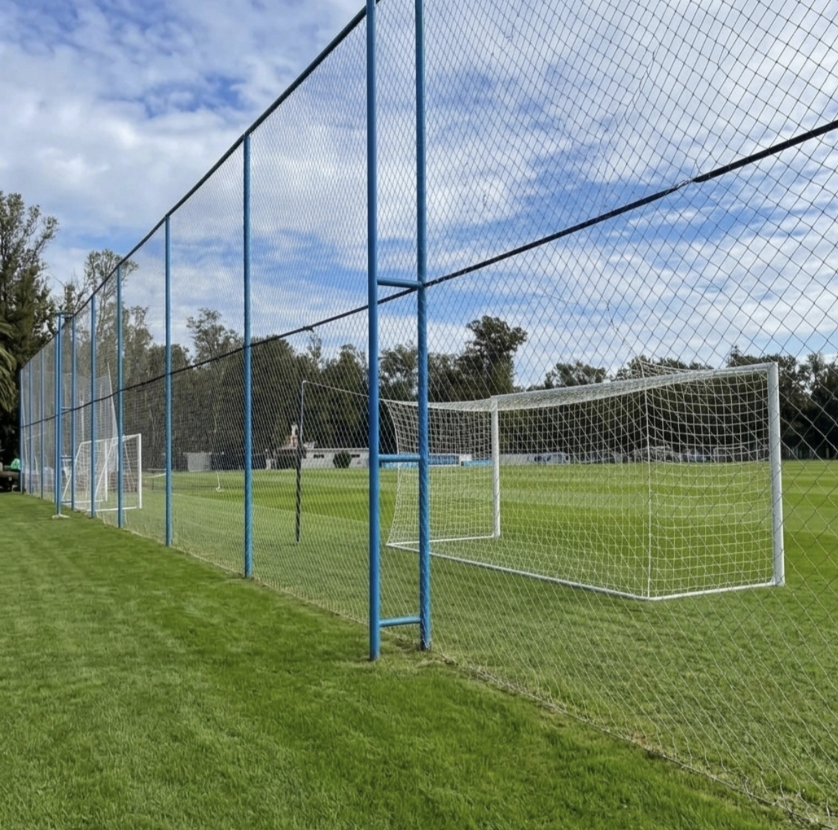 Arco de fútbol con red instalada en cancha